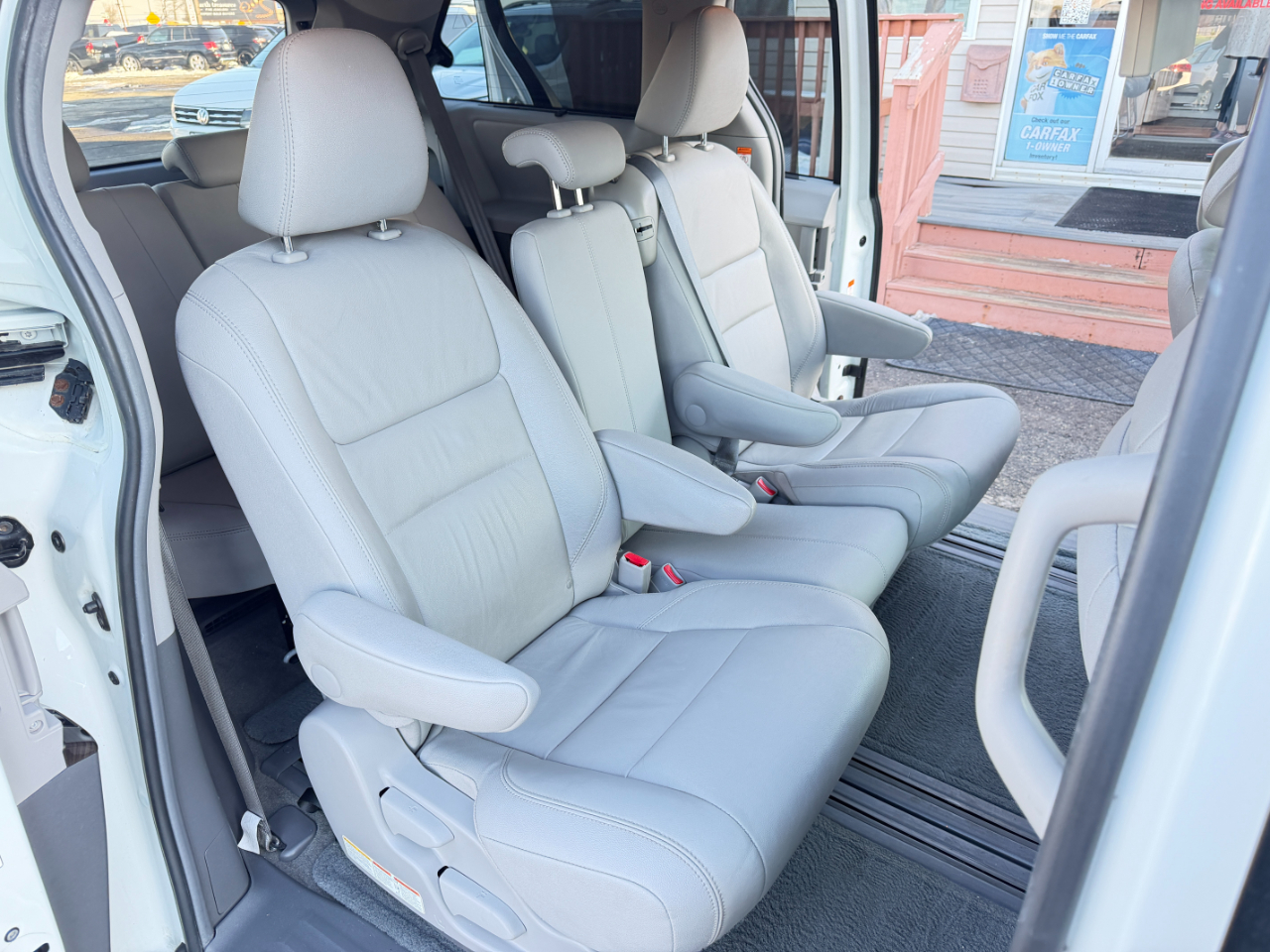 Toyota Sienna XLE Premium FWD 8-Passenger (Natl) 2017