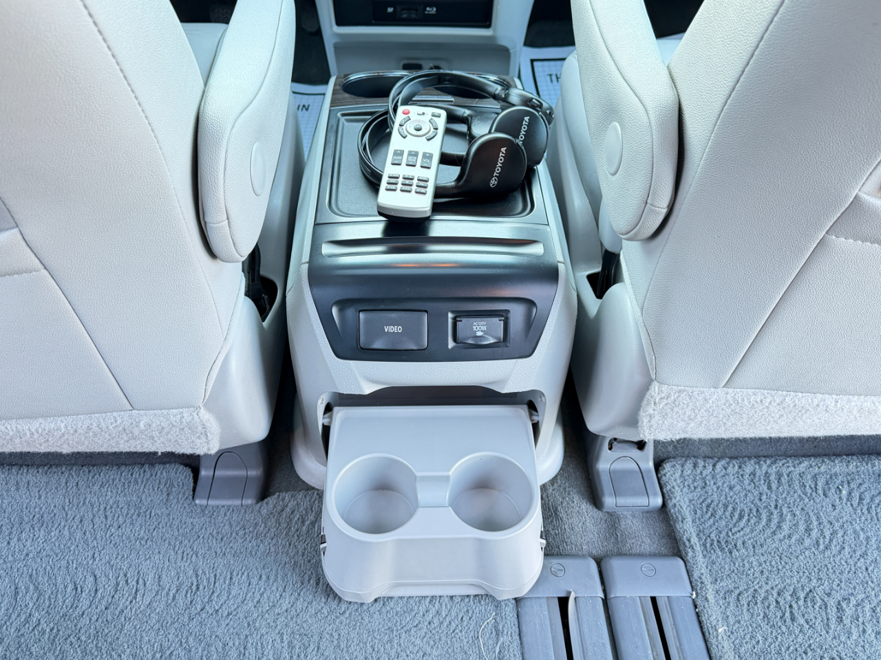 Toyota Sienna XLE Premium FWD 8-Passenger (Natl) 2017