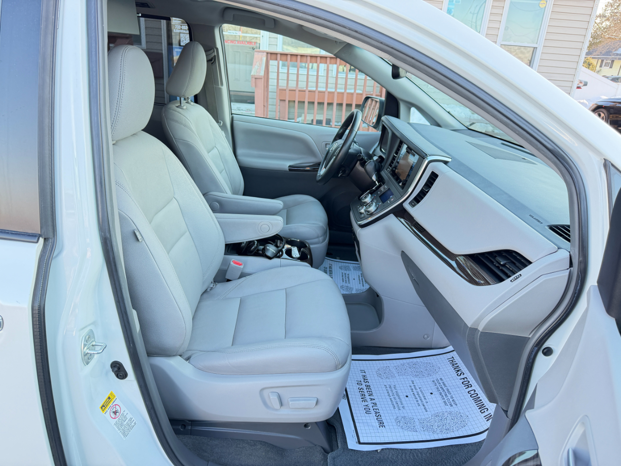 Toyota Sienna XLE Premium FWD 8-Passenger (Natl) 2017