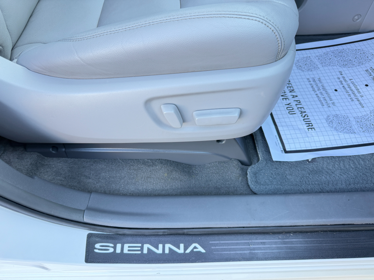 Toyota Sienna XLE Premium FWD 8-Passenger (Natl) 2017