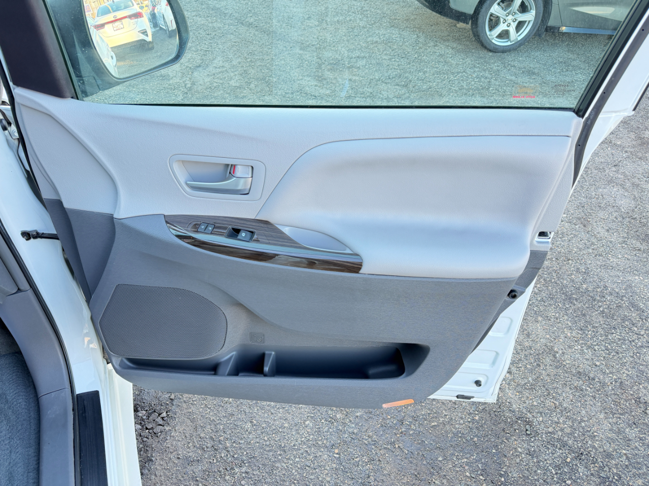 Toyota Sienna XLE Premium FWD 8-Passenger (Natl) 2017