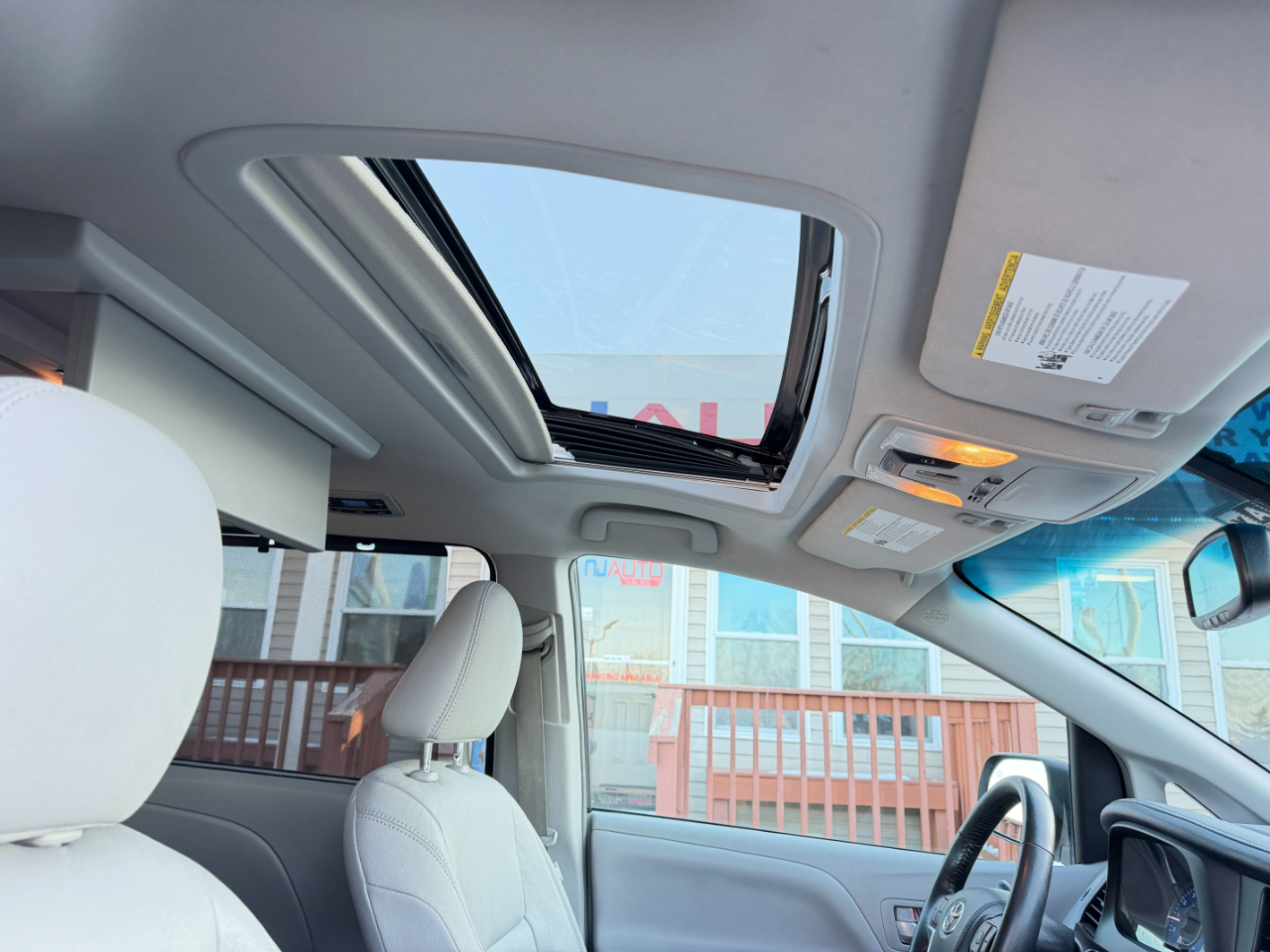 Toyota Sienna XLE Premium FWD 8-Passenger (Natl) 2017