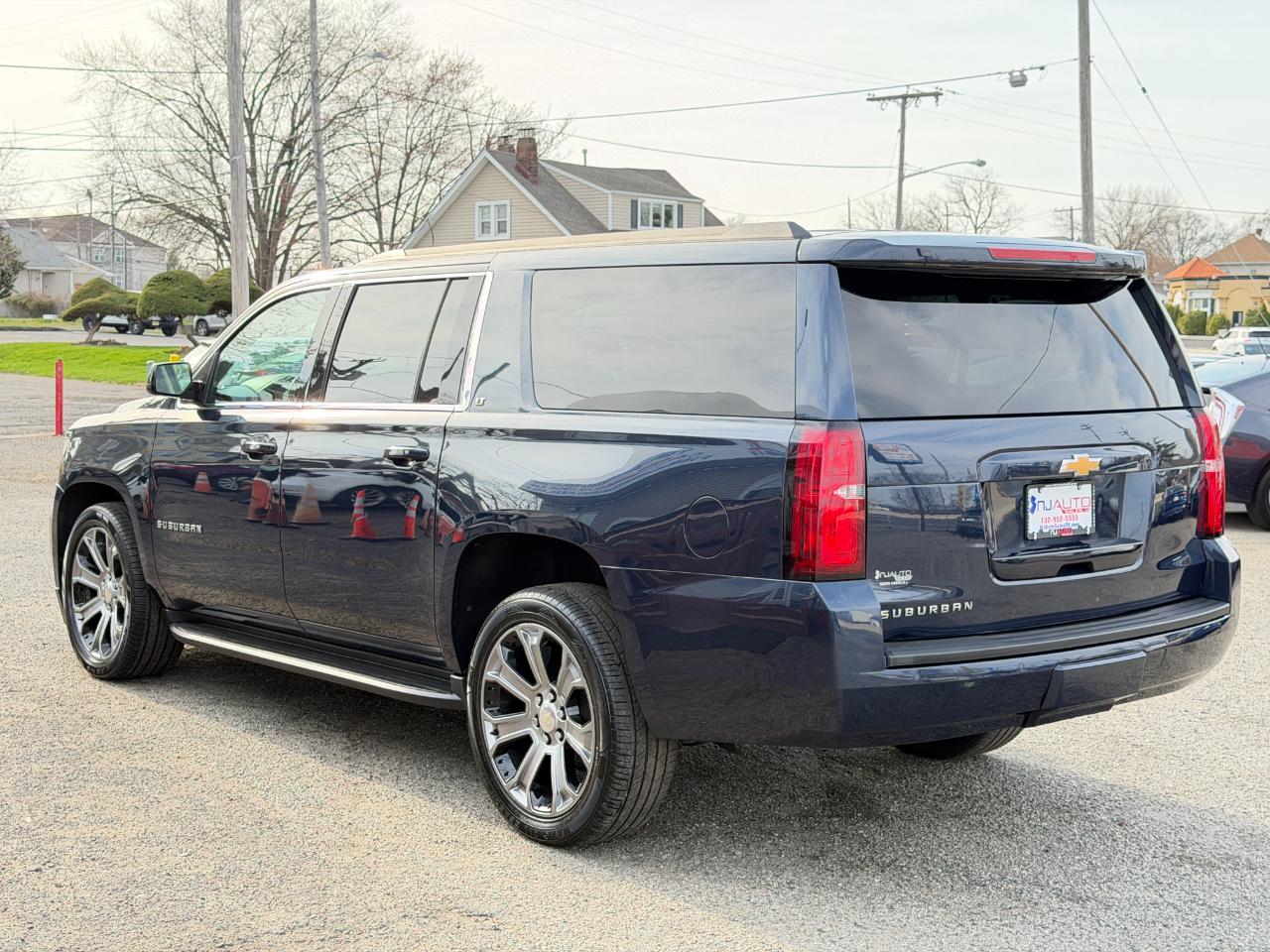 Chevrolet Suburban 4WD 4dr 1500 LT 2018