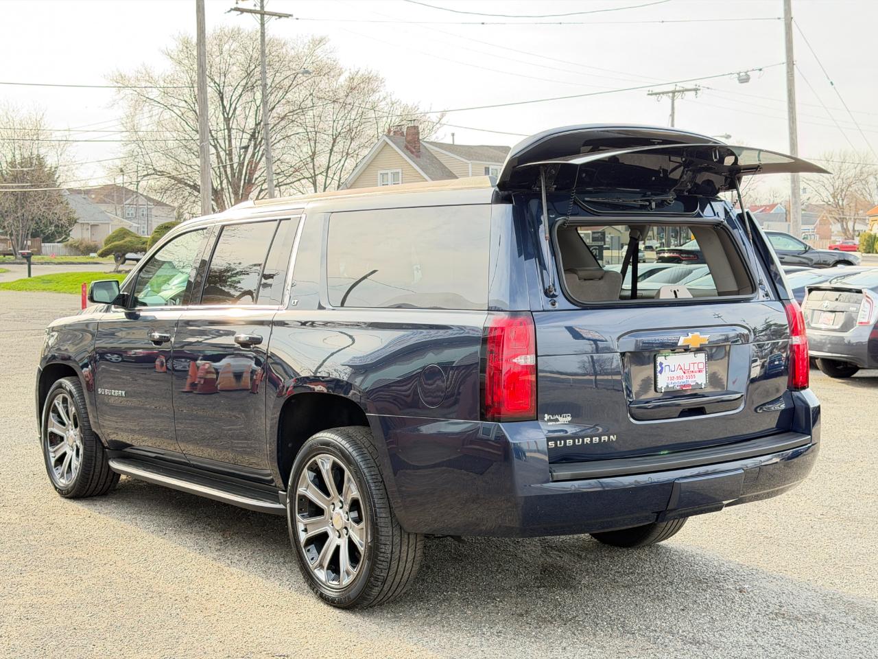 Chevrolet Suburban 4WD 4dr 1500 LT 2018
