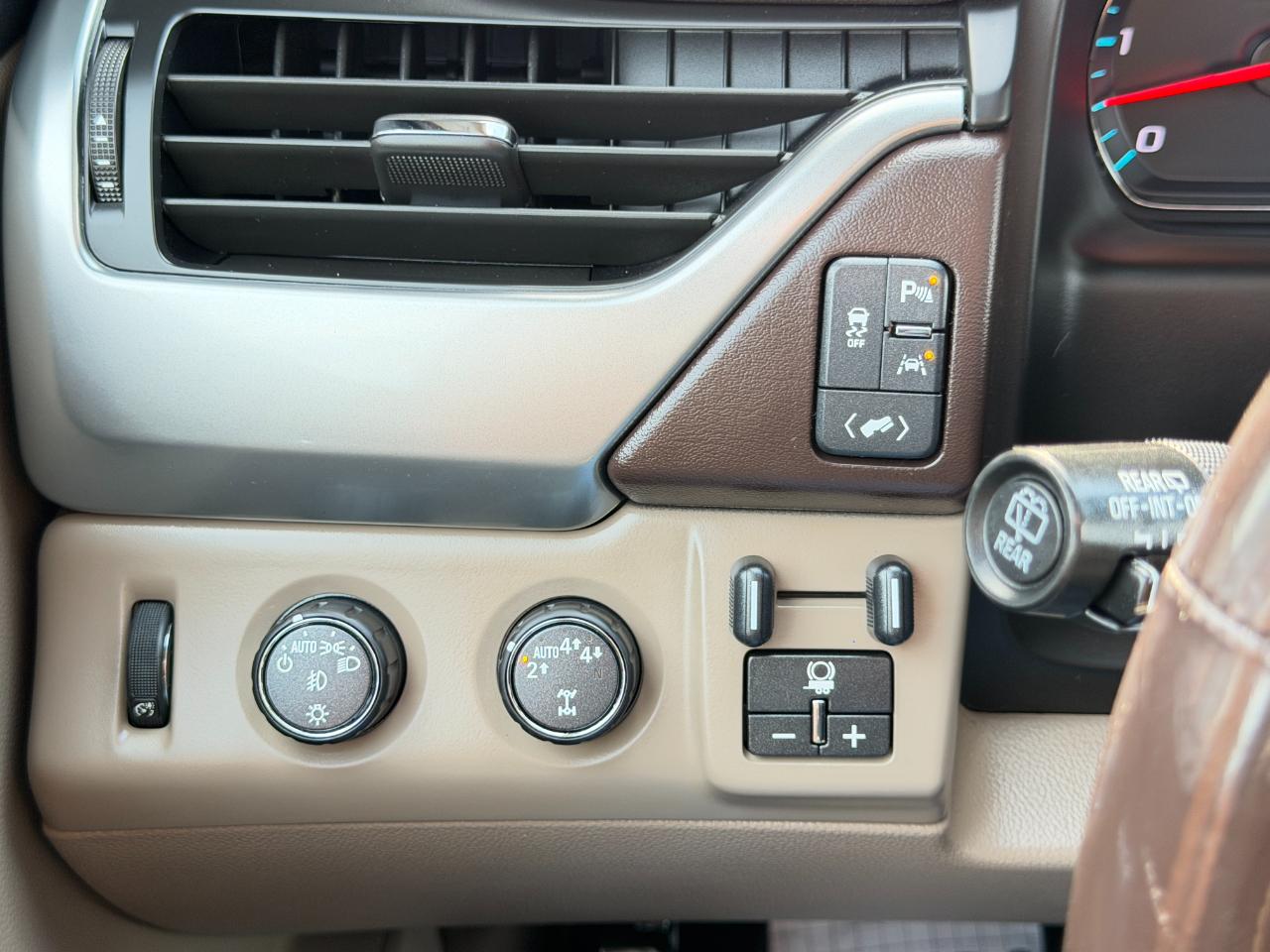 Chevrolet Suburban 4WD 4dr 1500 LT 2018