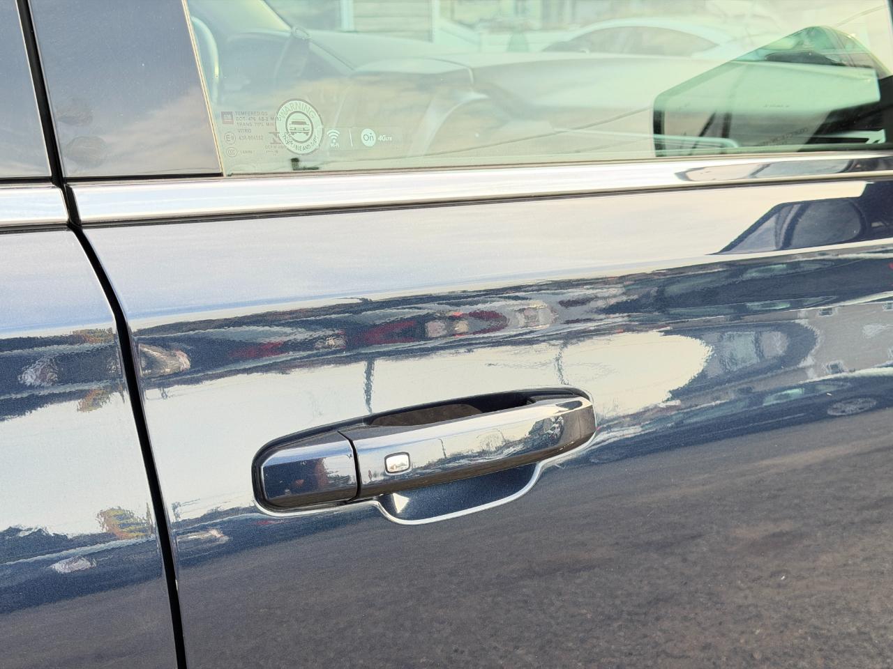 Chevrolet Suburban 4WD 4dr 1500 LT 2018