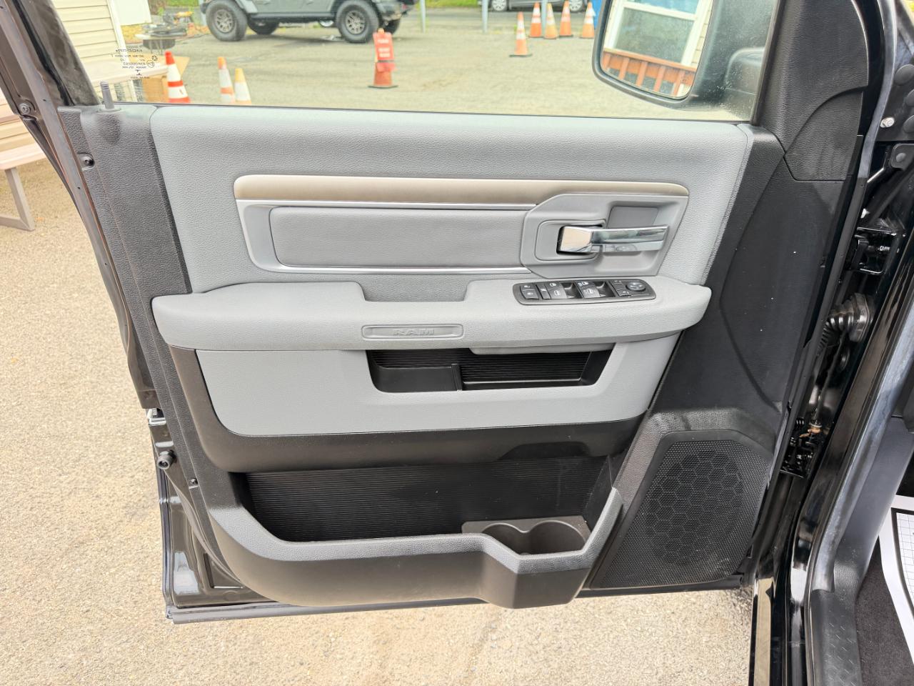 RAM 1500 4WD Quad Cab 140.5" Big Horn 2014