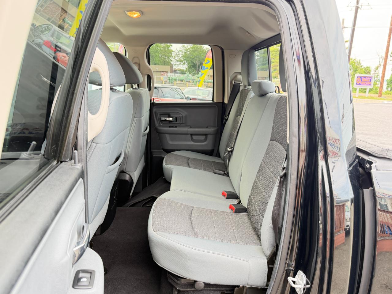 RAM 1500 4WD Quad Cab 140.5" Big Horn 2014