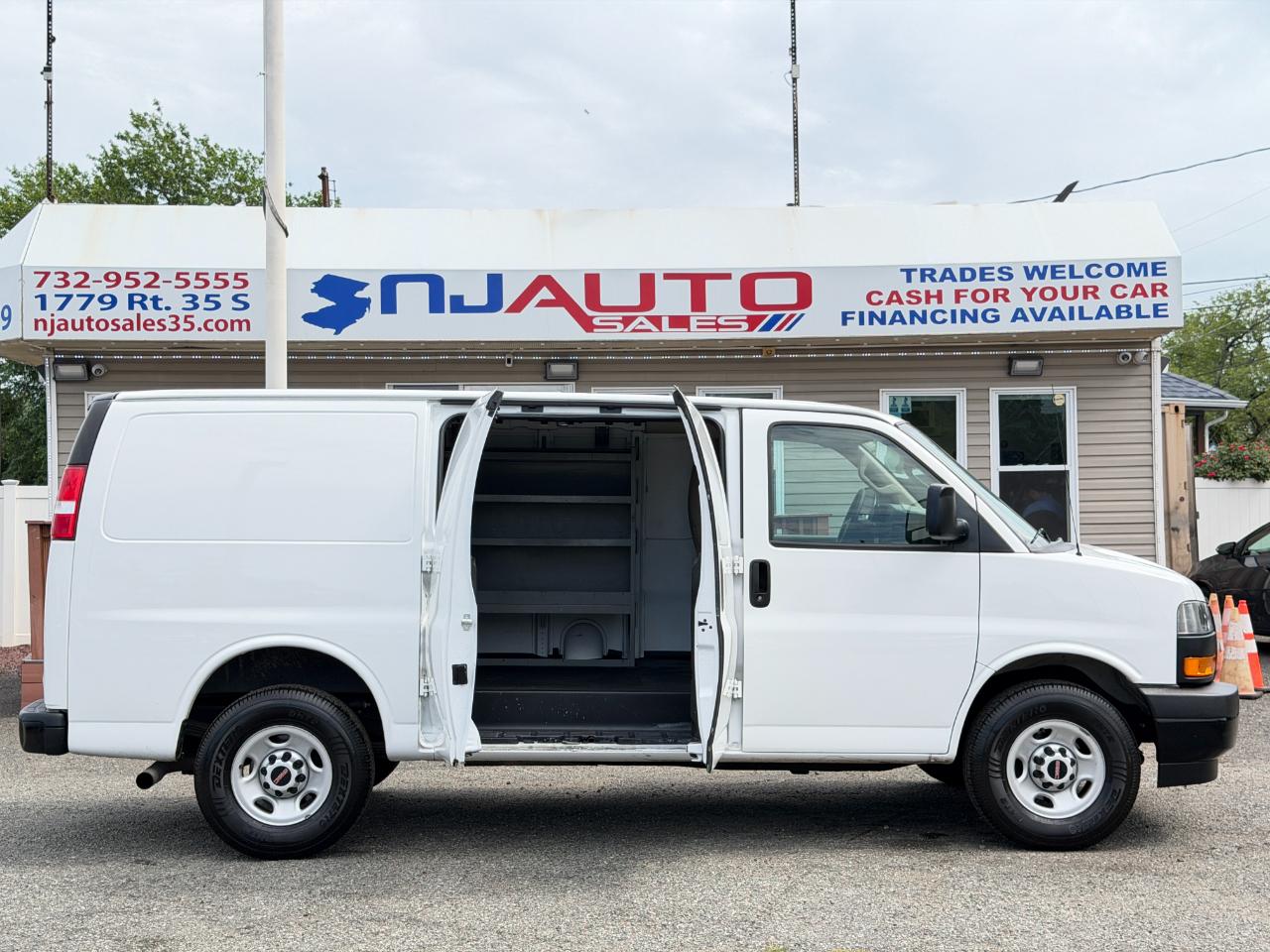 GMC Savana Cargo Van RWD 3500 135" 2019