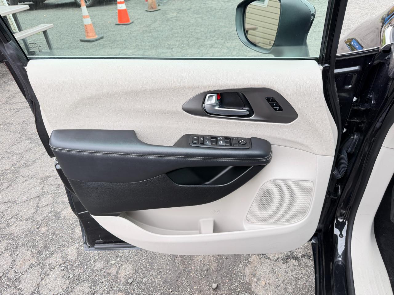 Chrysler Pacifica Touring L FWD 2023