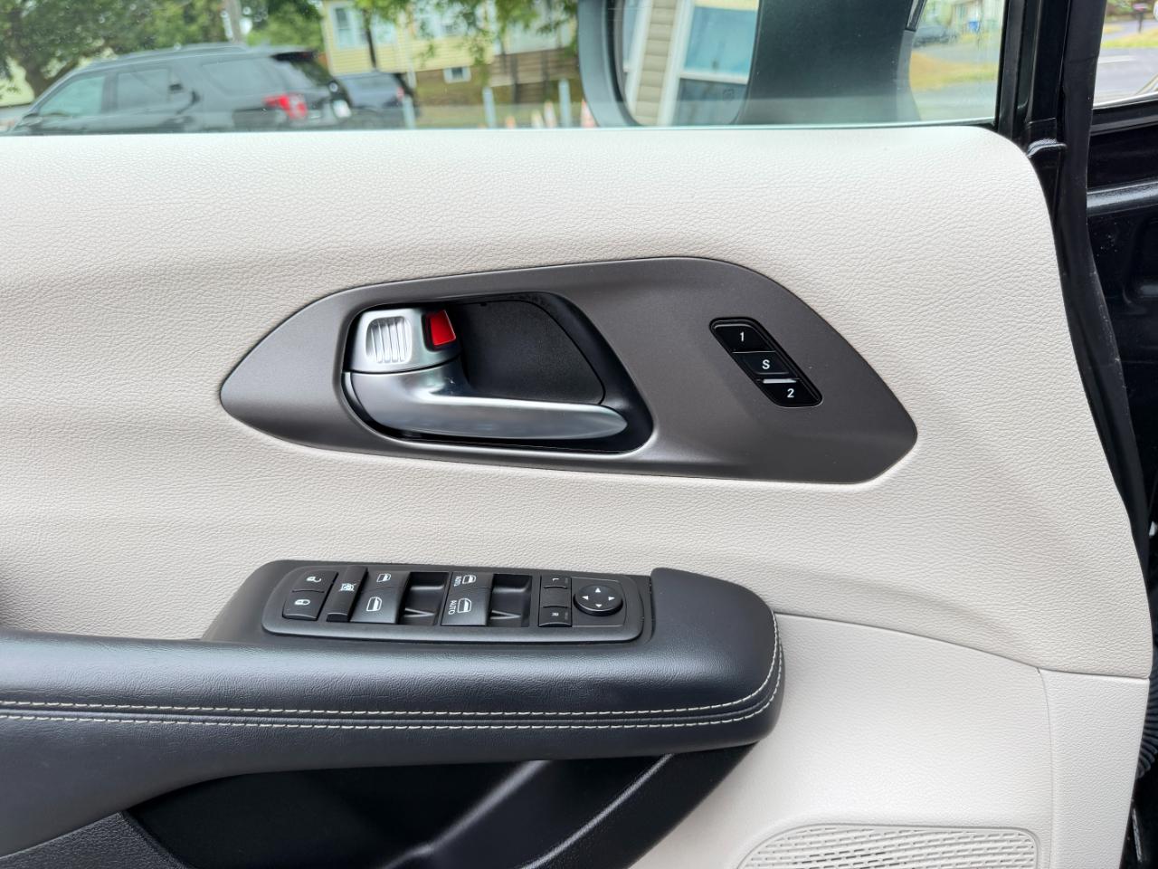 Chrysler Pacifica Touring L FWD 2023