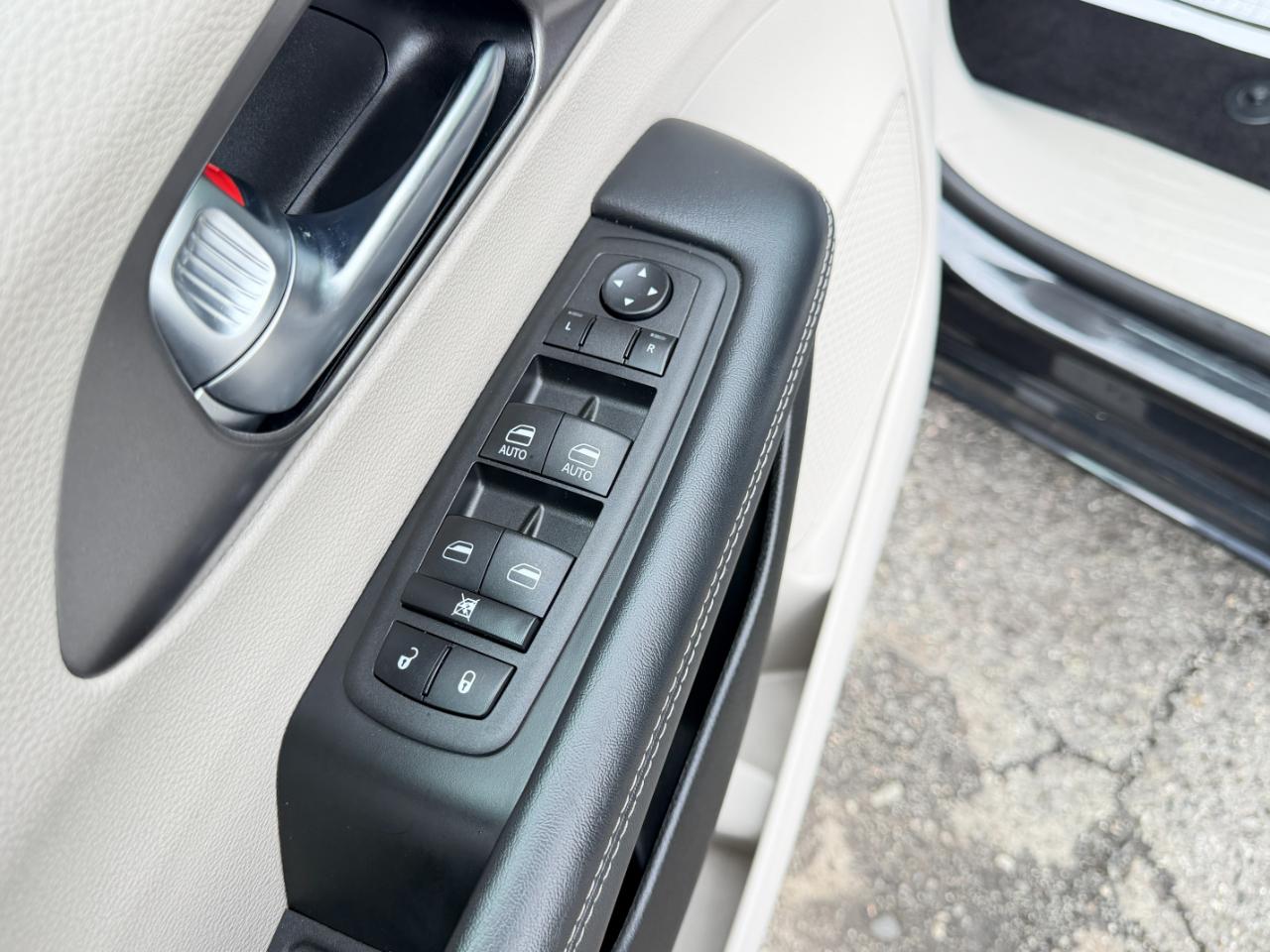 Chrysler Pacifica Touring L FWD 2023