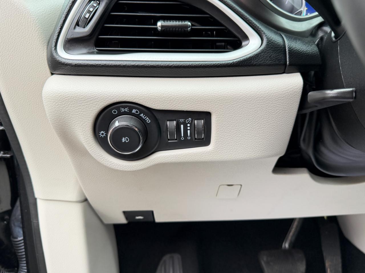 Chrysler Pacifica Touring L FWD 2023