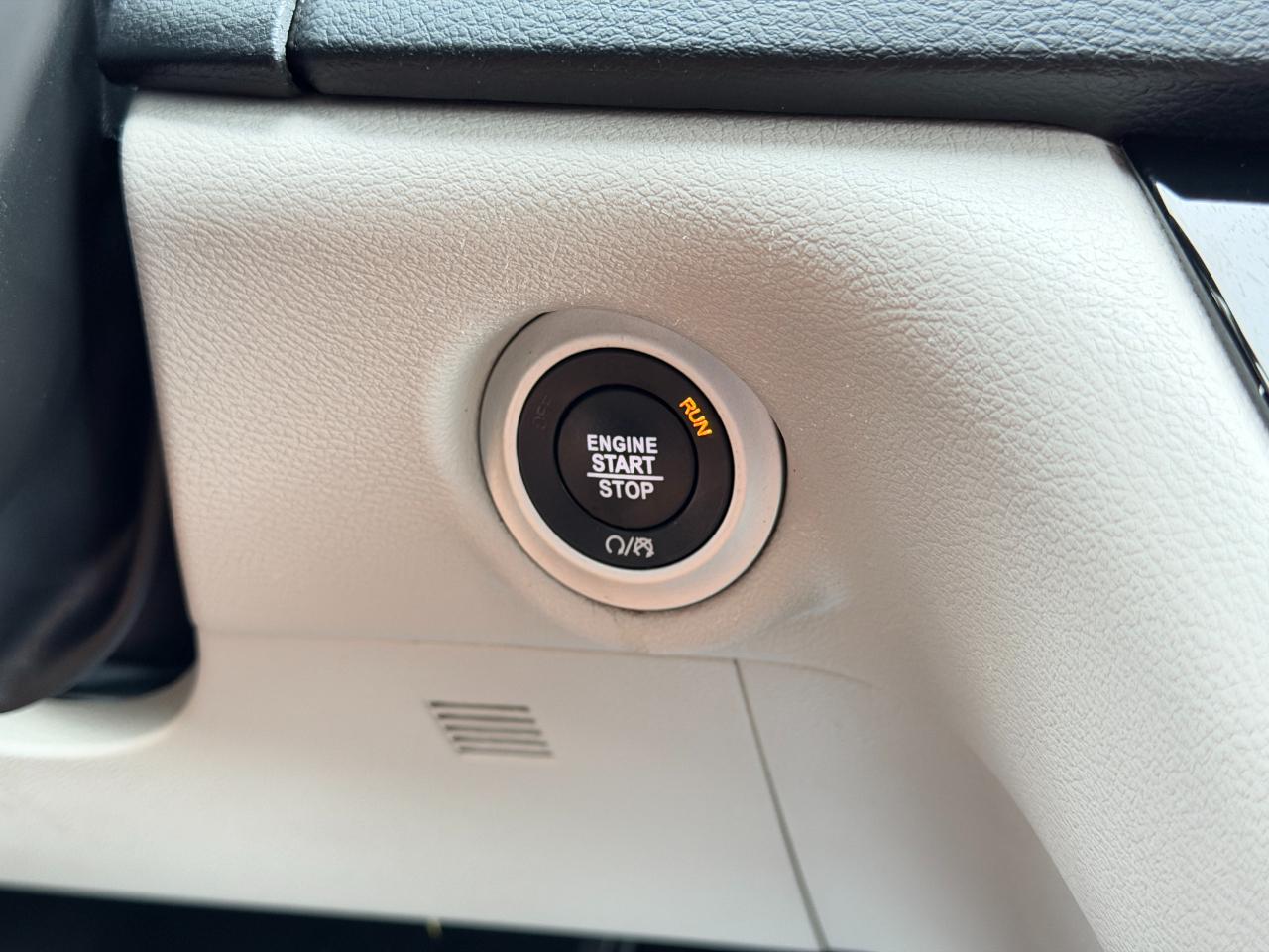 Chrysler Pacifica Touring L FWD 2023