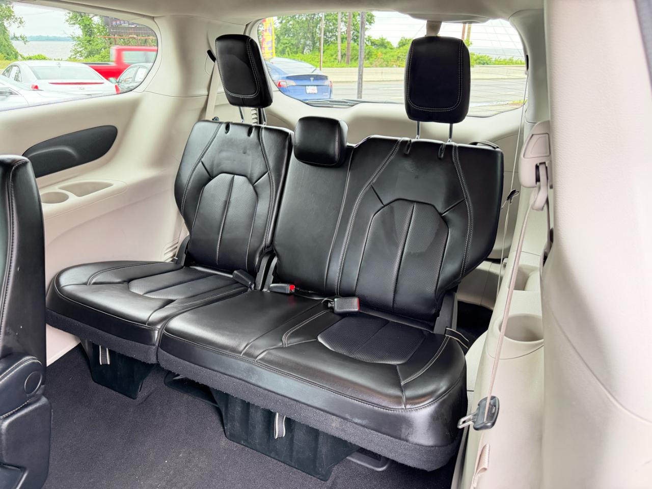 Chrysler Pacifica Touring L FWD 2023