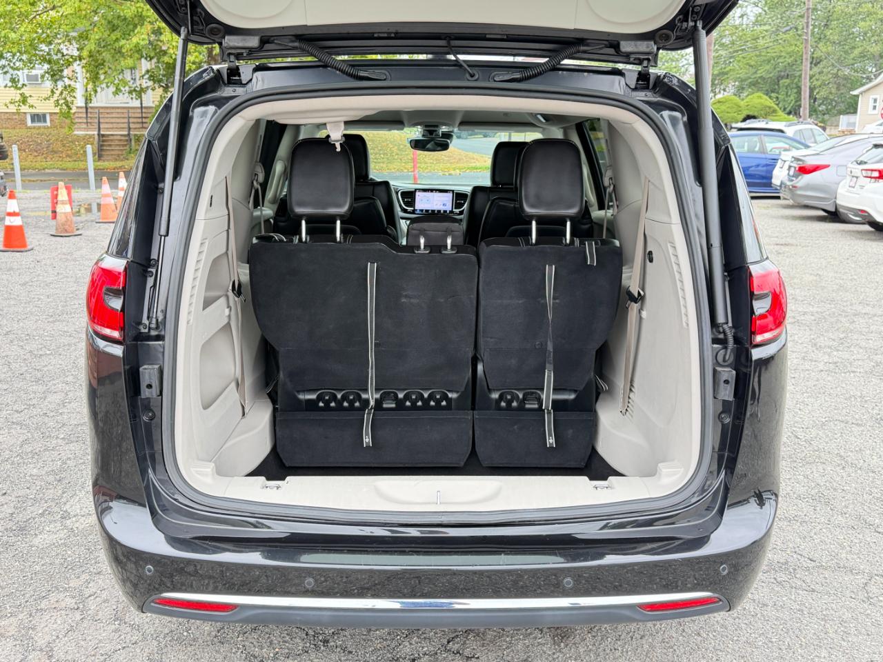 Chrysler Pacifica Touring L FWD 2023