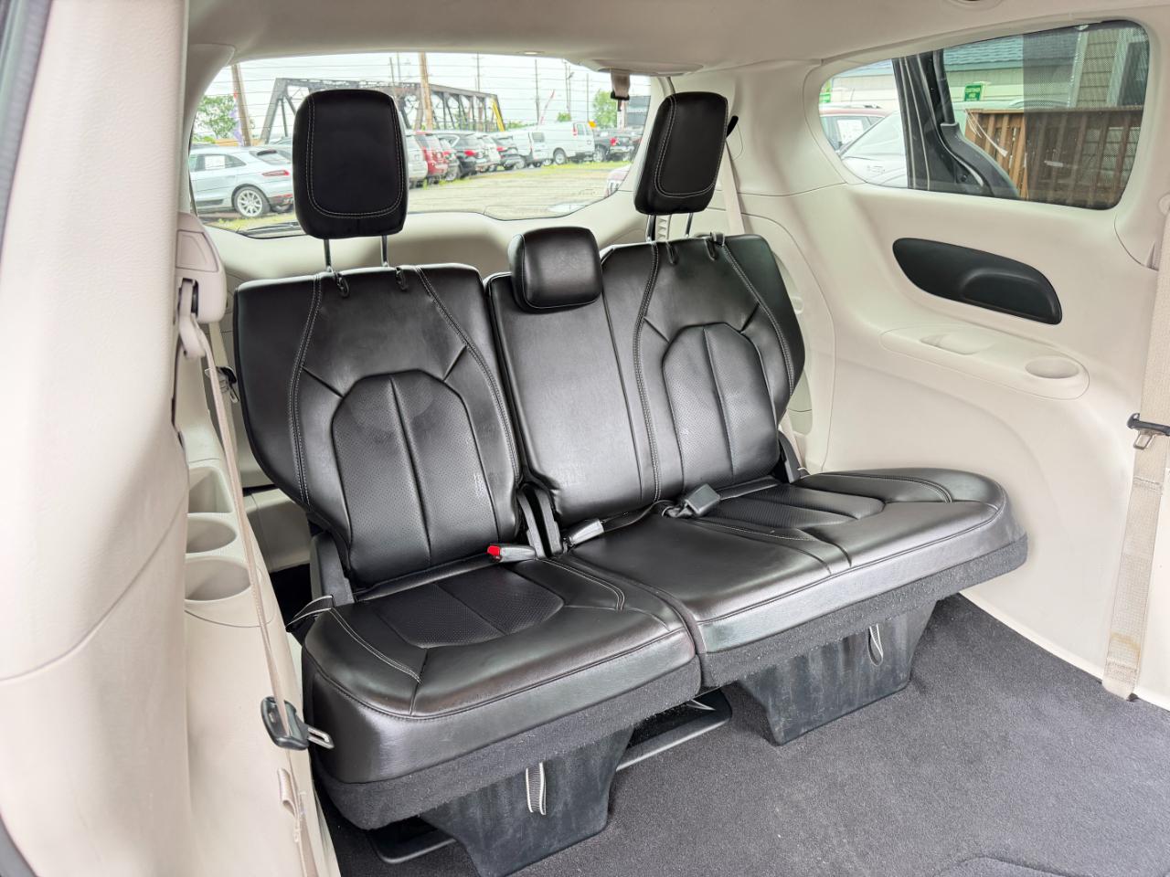 Chrysler Pacifica Touring L FWD 2023