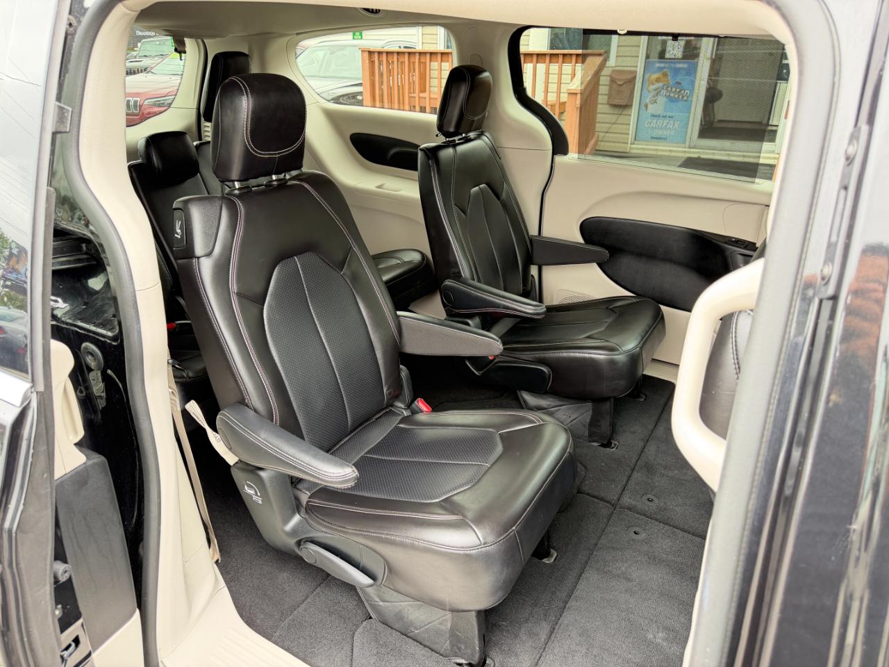 Chrysler Pacifica Touring L FWD 2023
