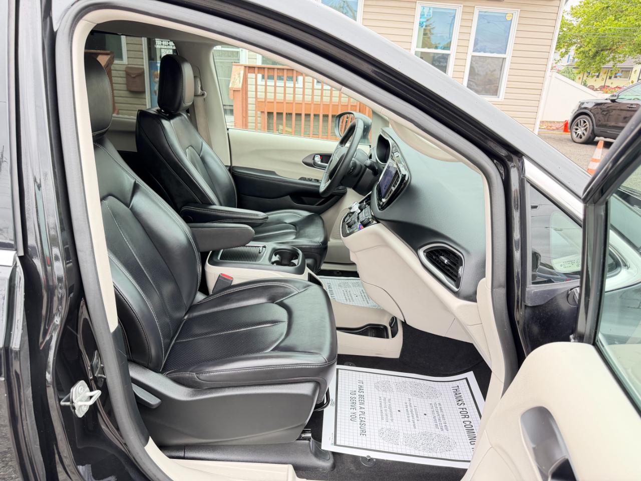 Chrysler Pacifica Touring L FWD 2023