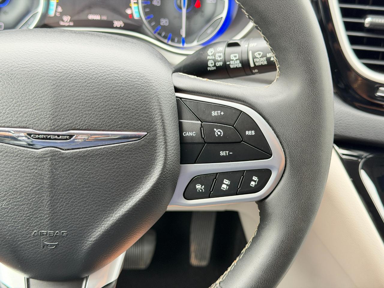 Chrysler Pacifica Touring L FWD 2023