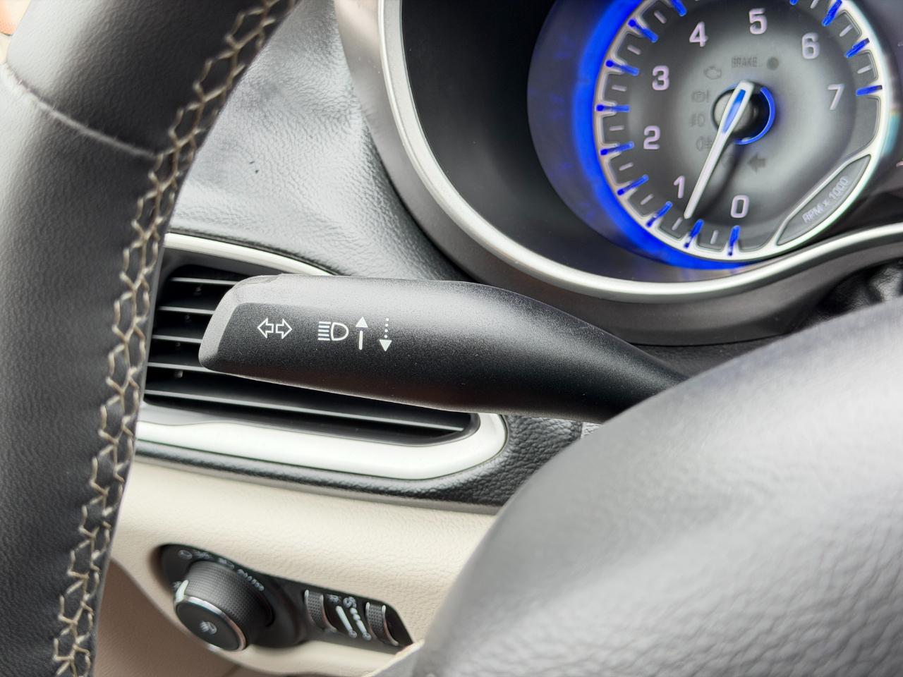 Chrysler Pacifica Touring L FWD 2023