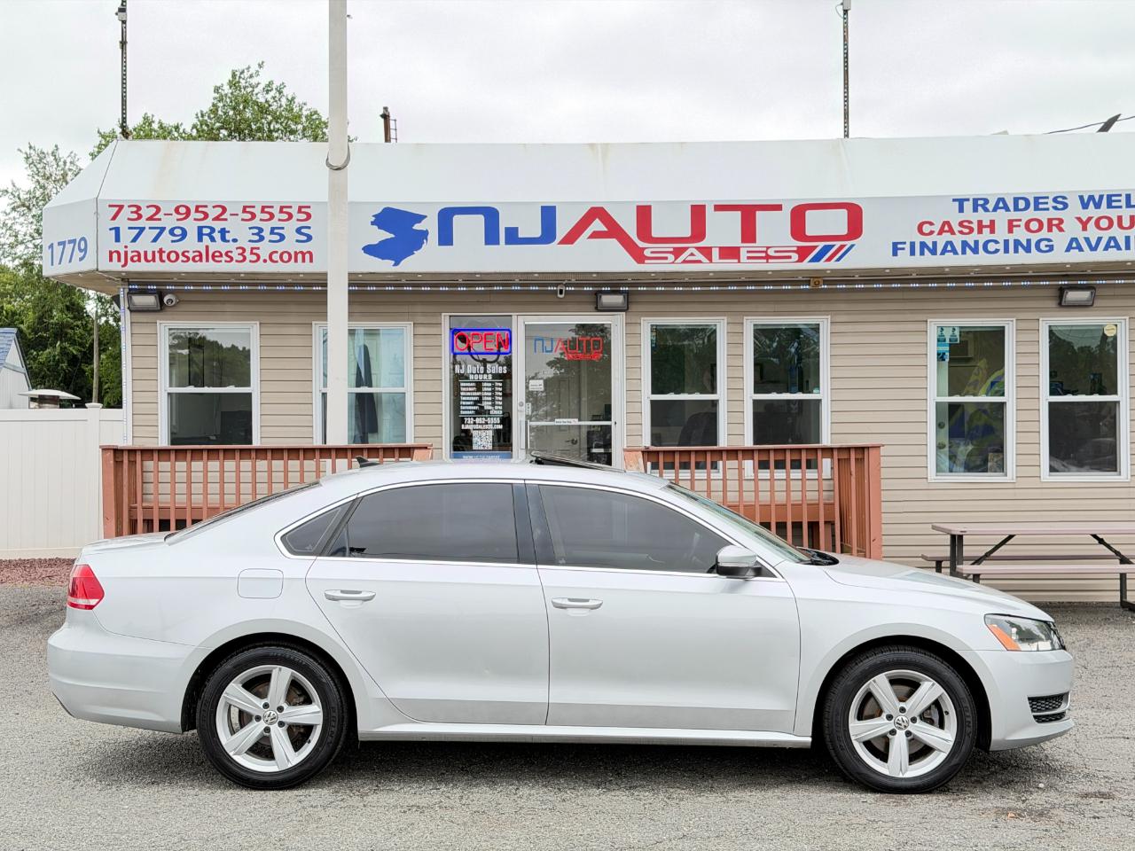 Volkswagen Passat 2.5L SE w/Sunroof & Nav 2013