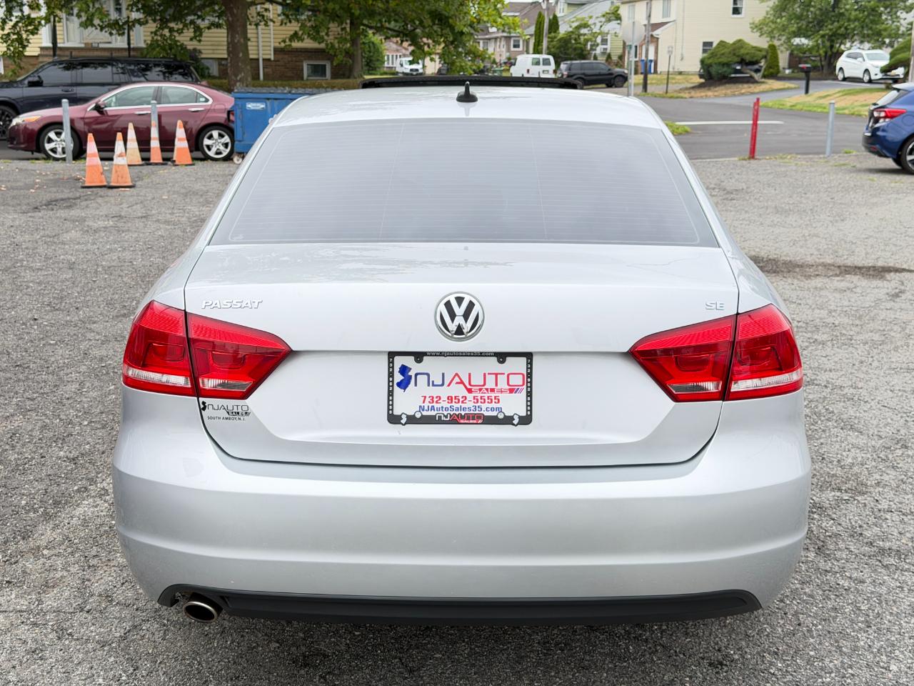 Volkswagen Passat 2.5L SE w/Sunroof & Nav 2013