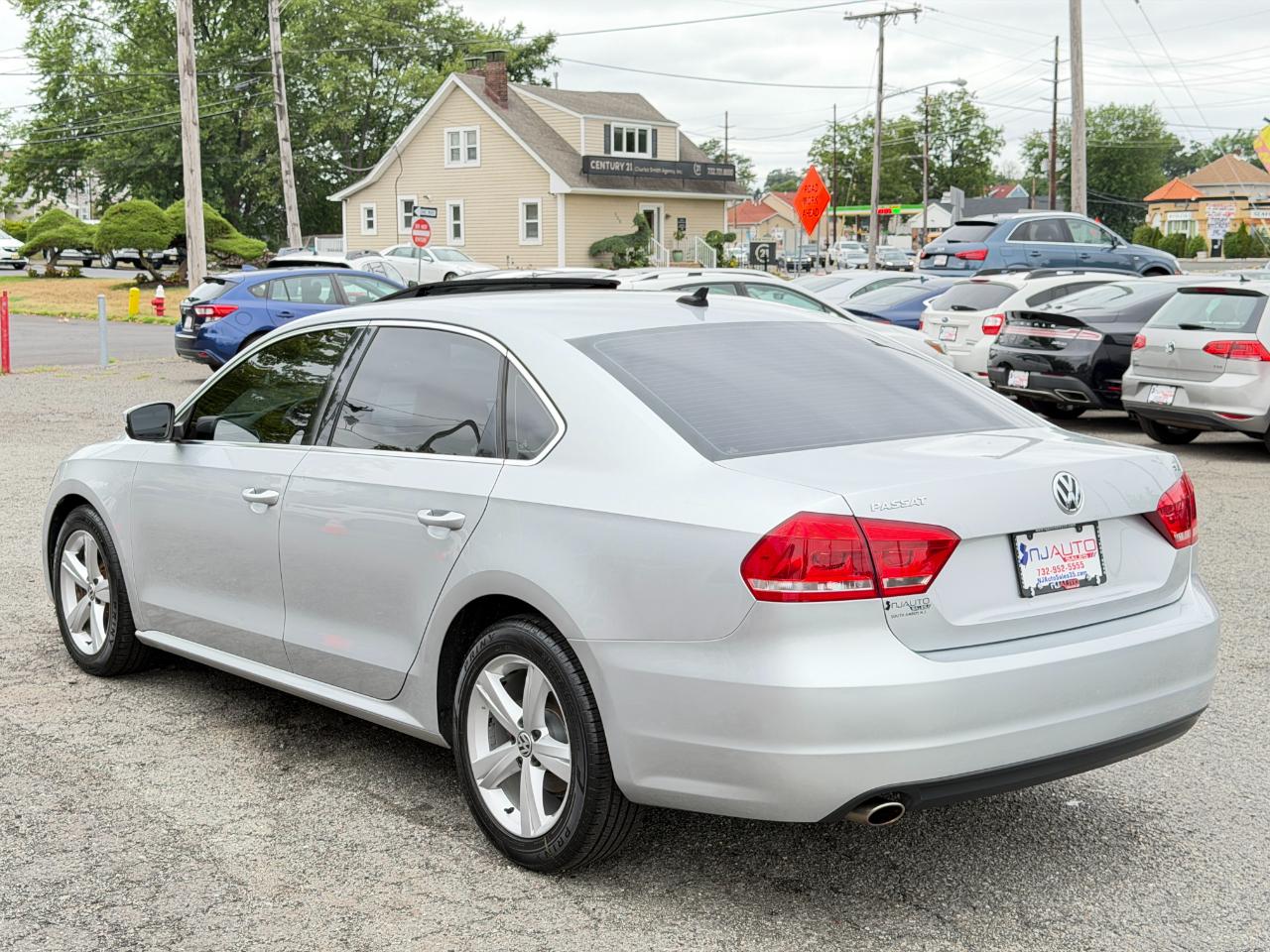 Volkswagen Passat 2.5L SE w/Sunroof & Nav 2013