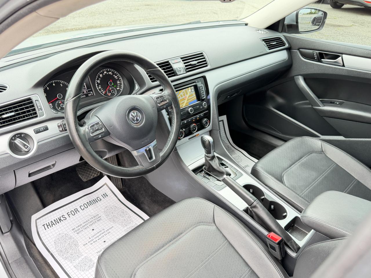 Volkswagen Passat 2.5L SE w/Sunroof & Nav 2013
