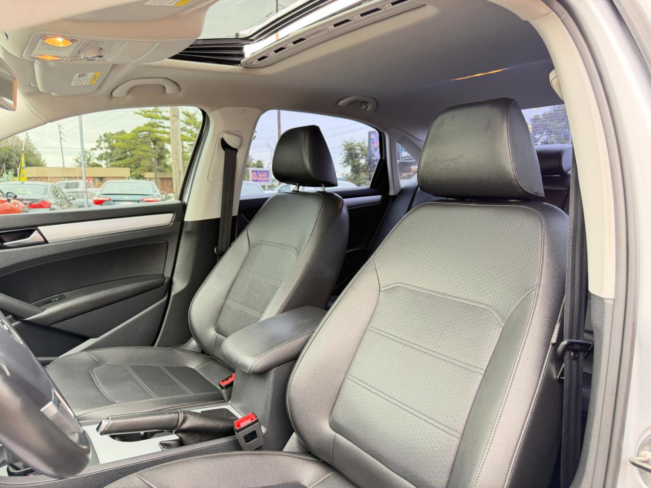 Volkswagen Passat 2.5L SE w/Sunroof & Nav 2013