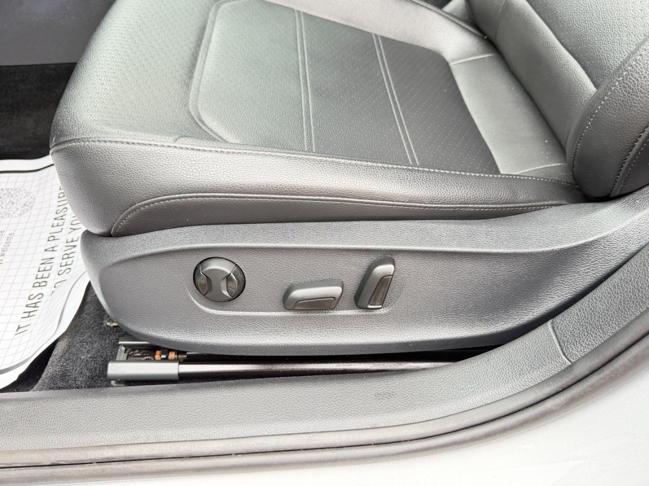 Volkswagen Passat 2.5L SE w/Sunroof & Nav 2013