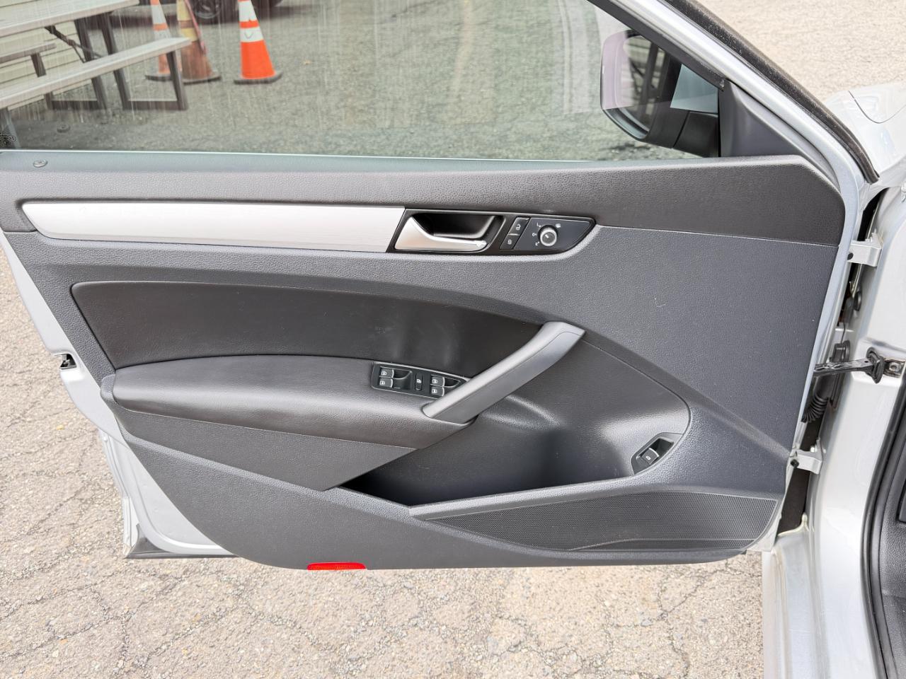 Volkswagen Passat 2.5L SE w/Sunroof & Nav 2013