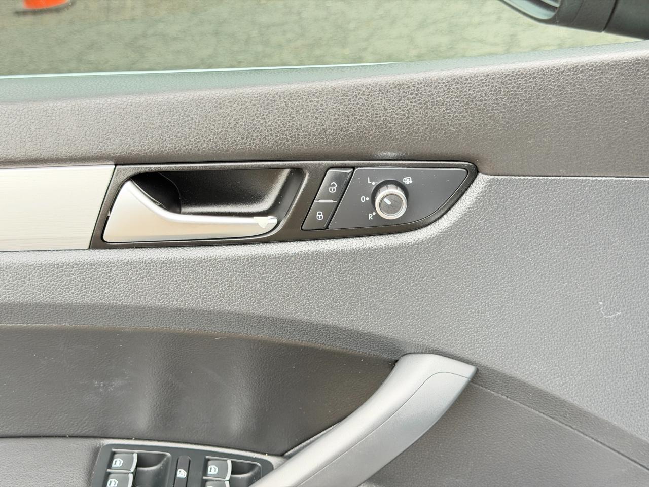 Volkswagen Passat 2.5L SE w/Sunroof & Nav 2013