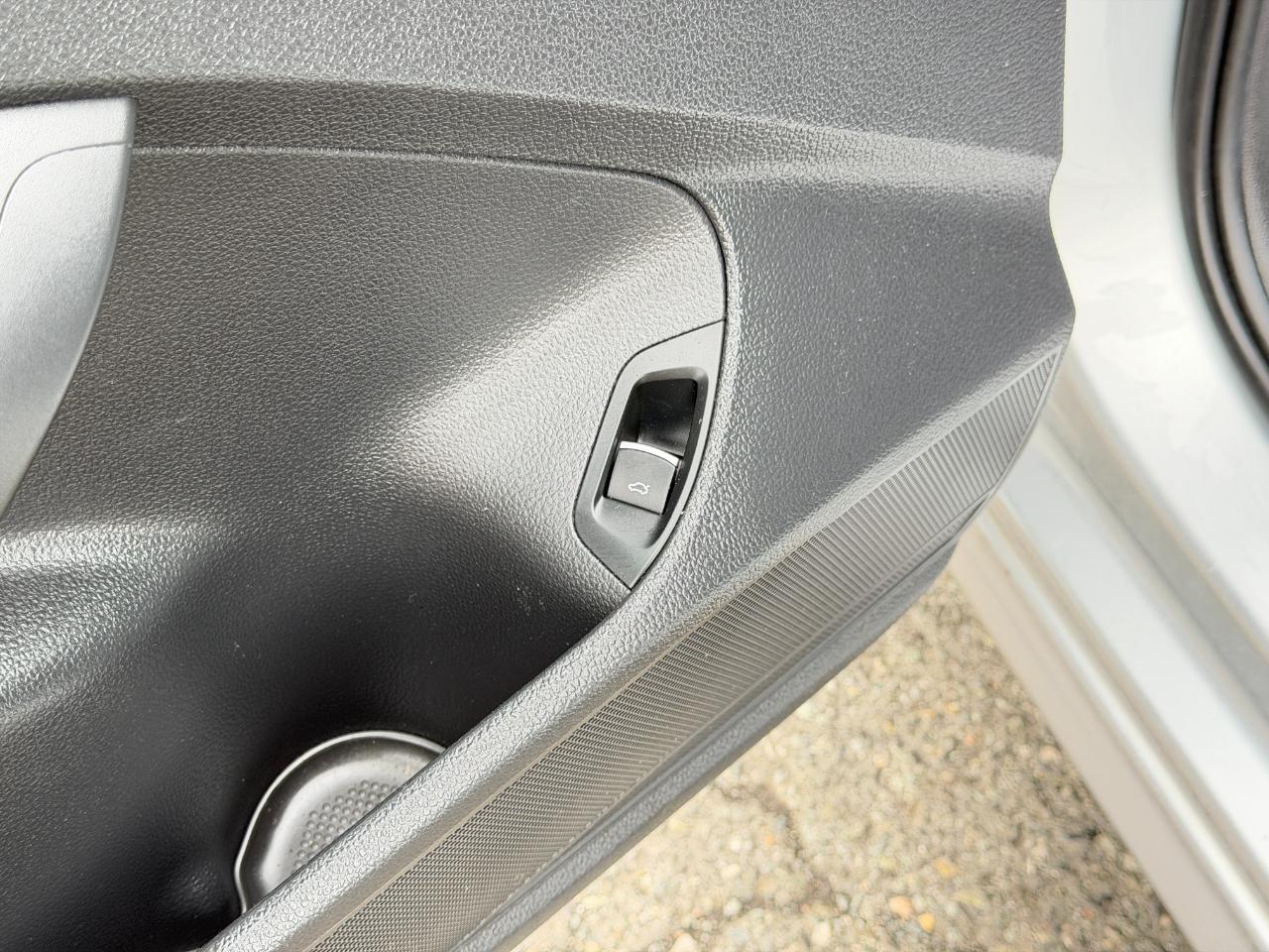 Volkswagen Passat 2.5L SE w/Sunroof & Nav 2013