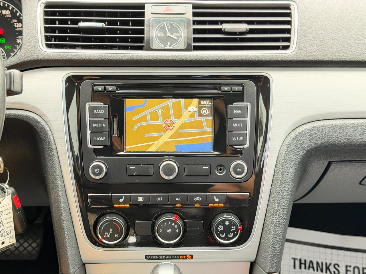 Volkswagen Passat 2.5L SE w/Sunroof & Nav 2013