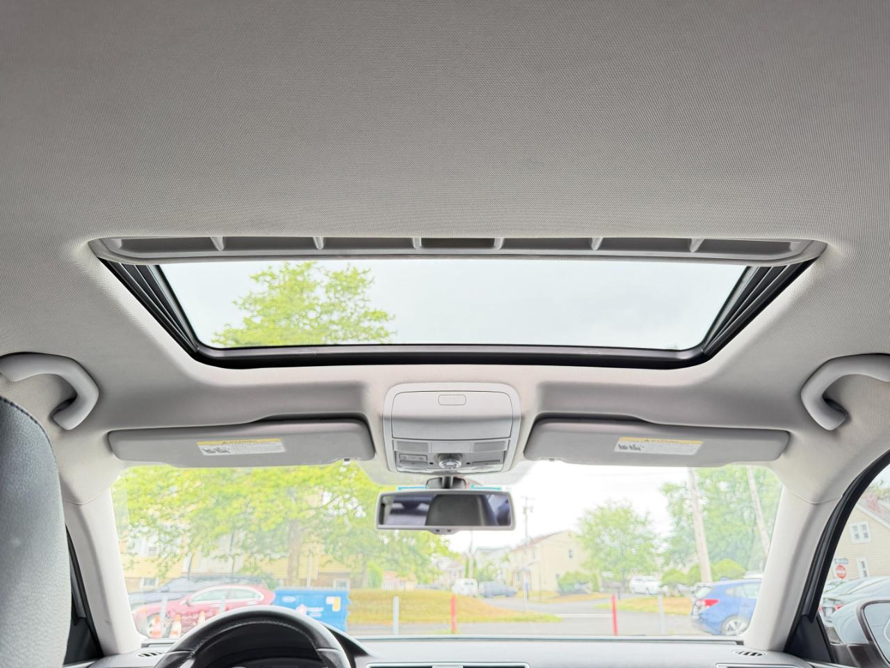 Volkswagen Passat 2.5L SE w/Sunroof & Nav 2013