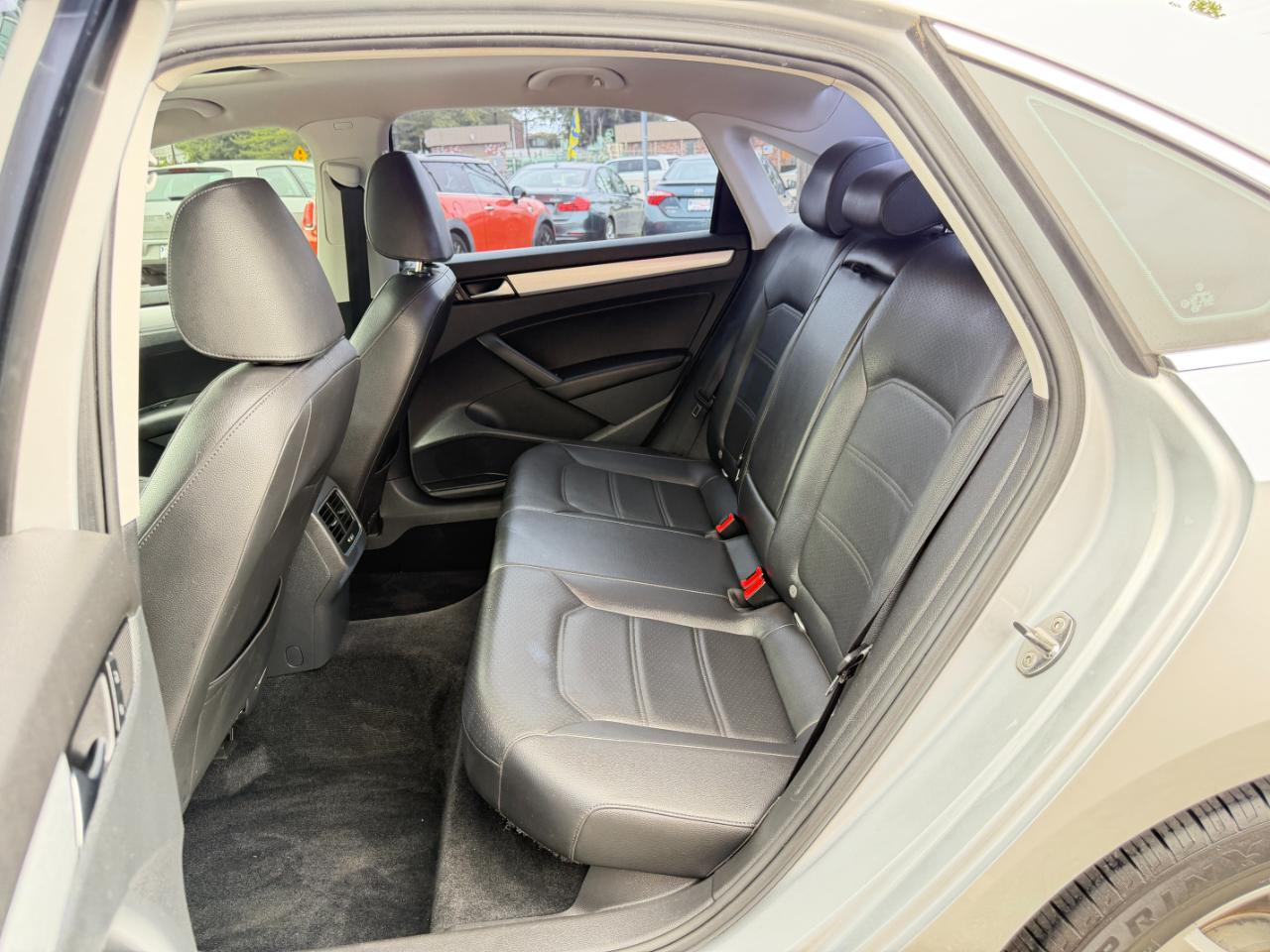 Volkswagen Passat 2.5L SE w/Sunroof & Nav 2013