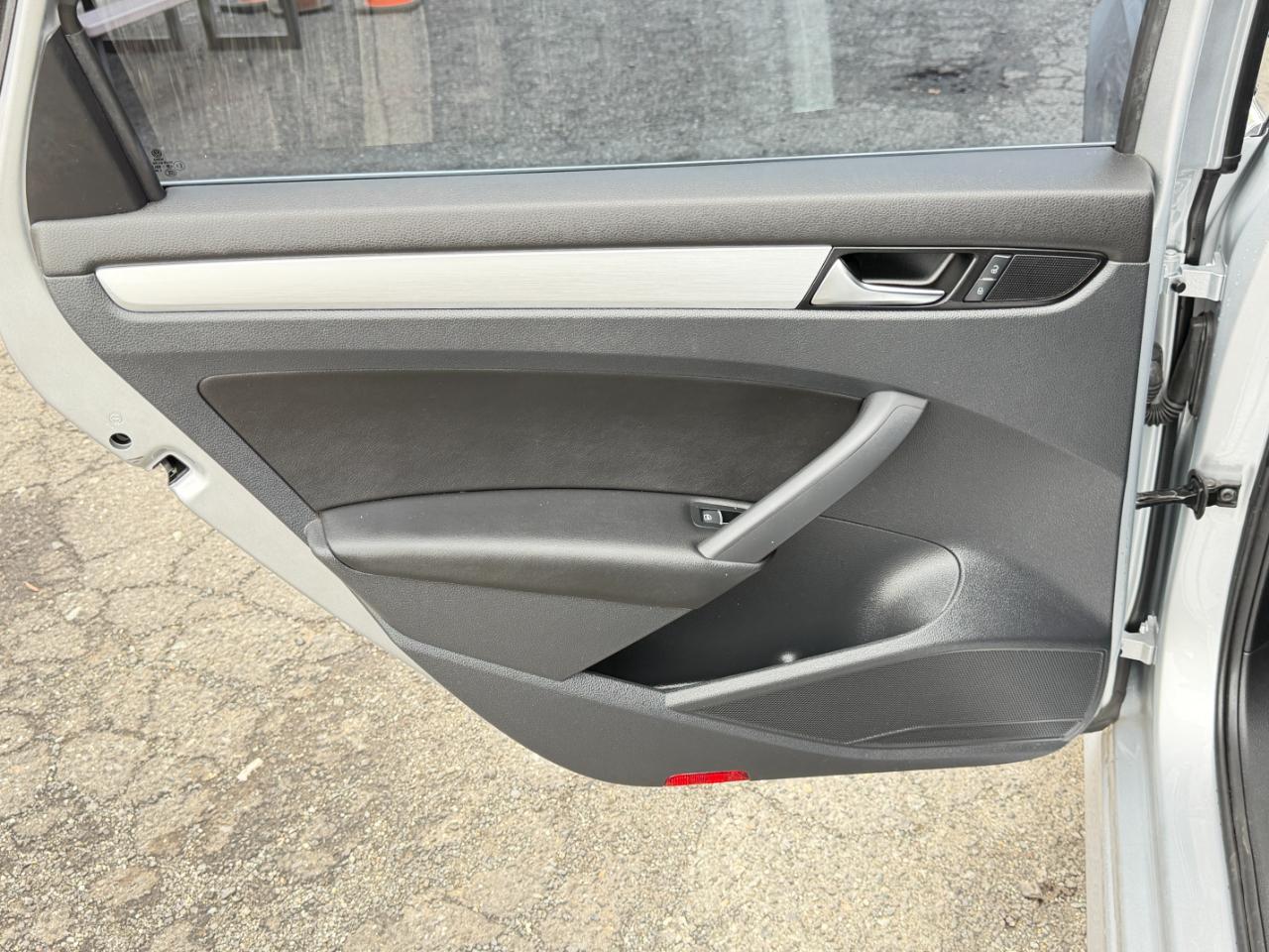 Volkswagen Passat 2.5L SE w/Sunroof & Nav 2013