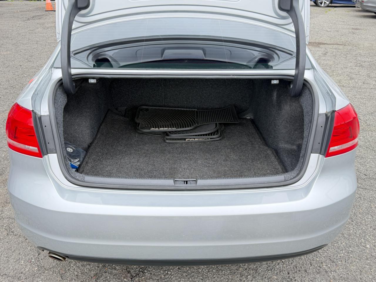 Volkswagen Passat 2.5L SE w/Sunroof & Nav 2013