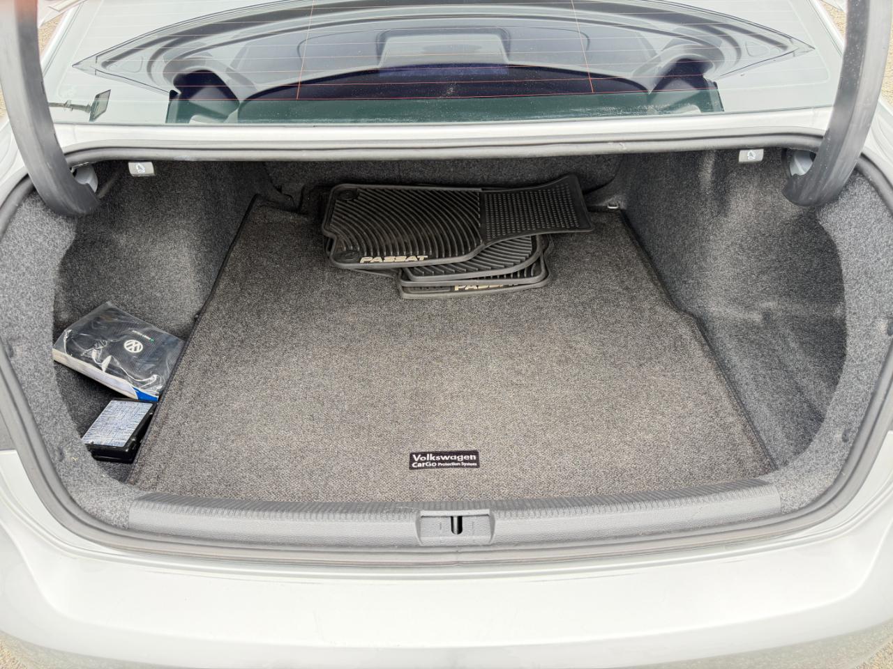 Volkswagen Passat 2.5L SE w/Sunroof & Nav 2013