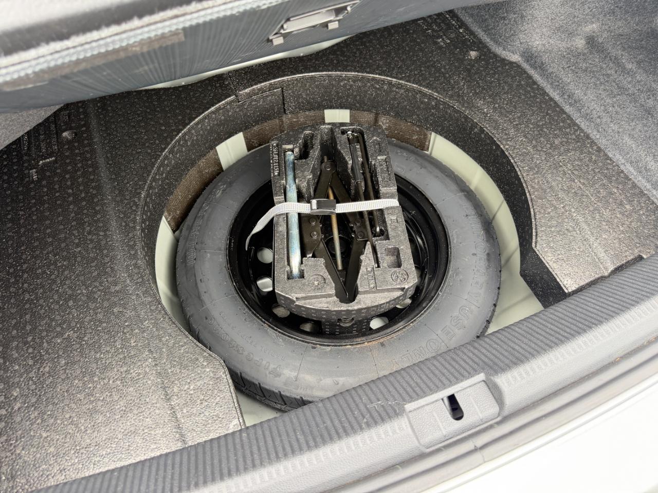 Volkswagen Passat 2.5L SE w/Sunroof & Nav 2013