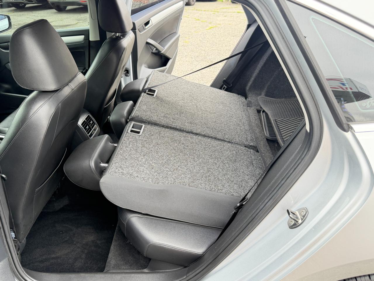 Volkswagen Passat 2.5L SE w/Sunroof & Nav 2013