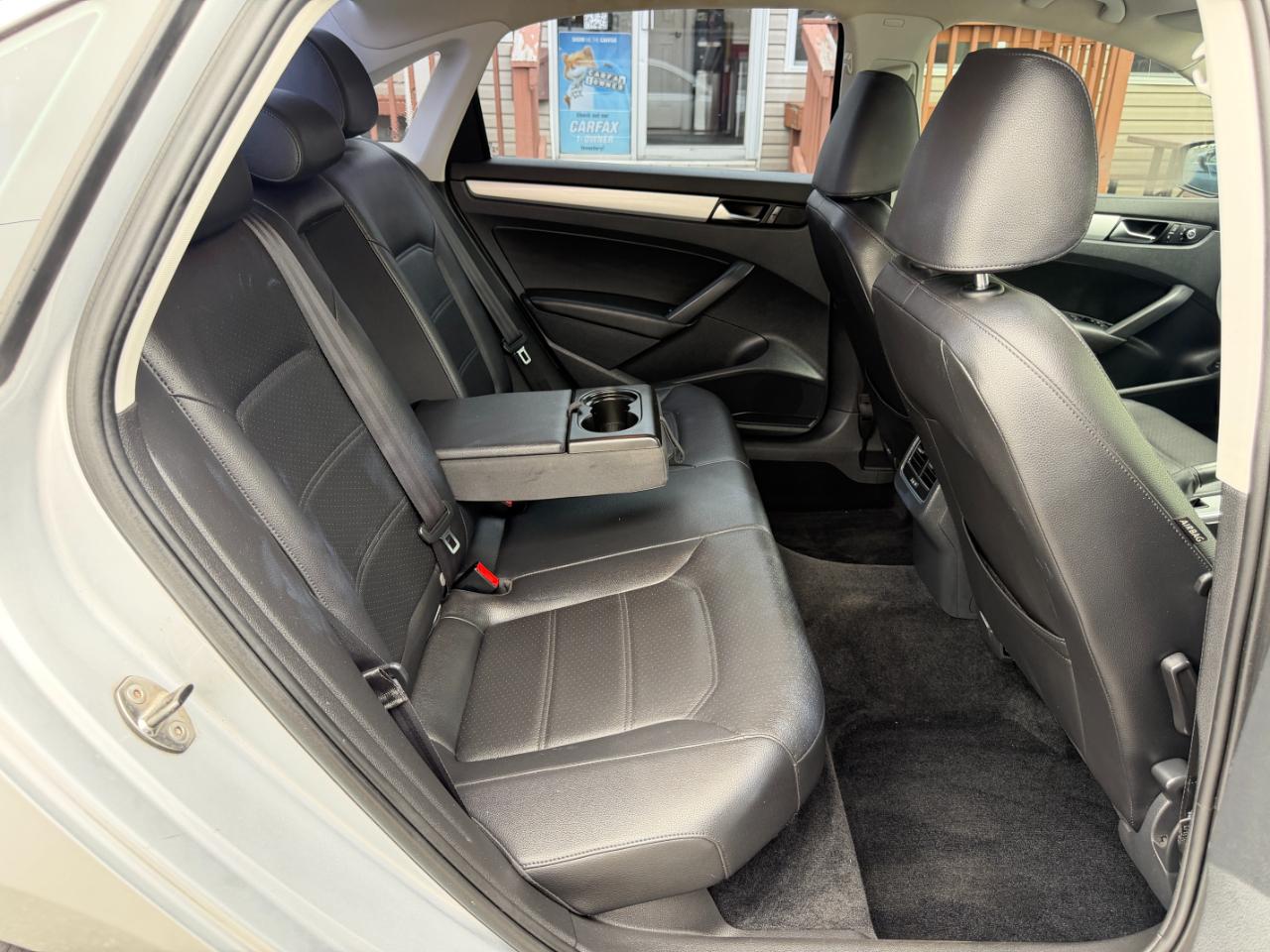 Volkswagen Passat 2.5L SE w/Sunroof & Nav 2013