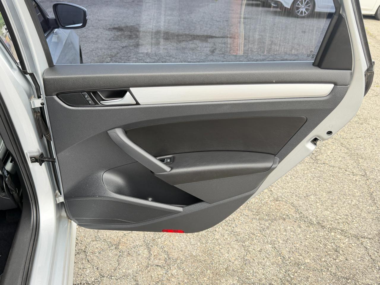 Volkswagen Passat 2.5L SE w/Sunroof & Nav 2013