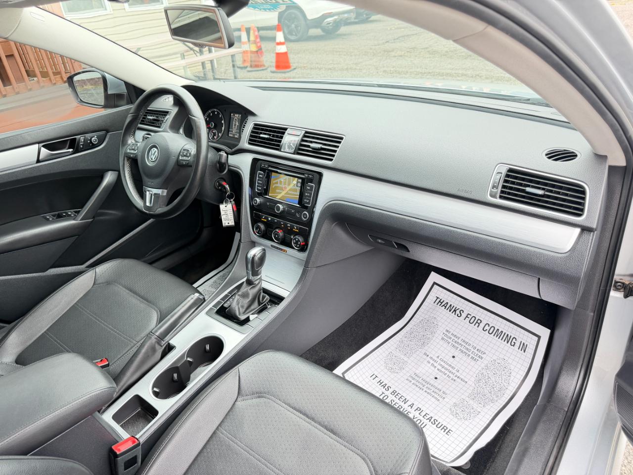 Volkswagen Passat 2.5L SE w/Sunroof & Nav 2013