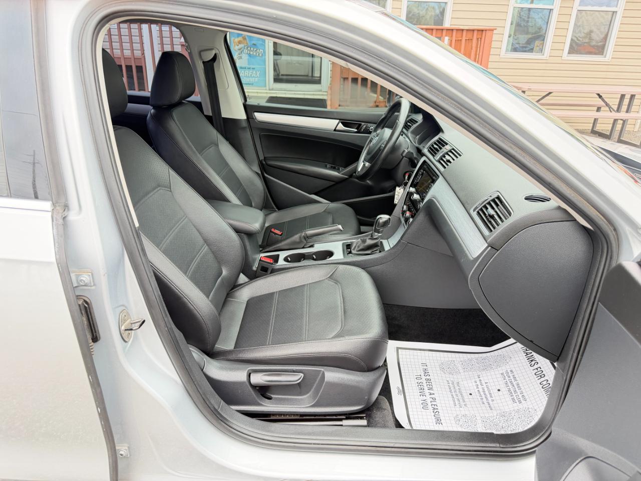 Volkswagen Passat 2.5L SE w/Sunroof & Nav 2013