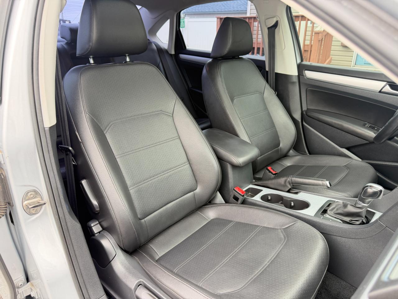 Volkswagen Passat 2.5L SE w/Sunroof & Nav 2013