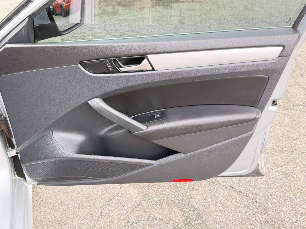 Volkswagen Passat 2.5L SE w/Sunroof & Nav 2013
