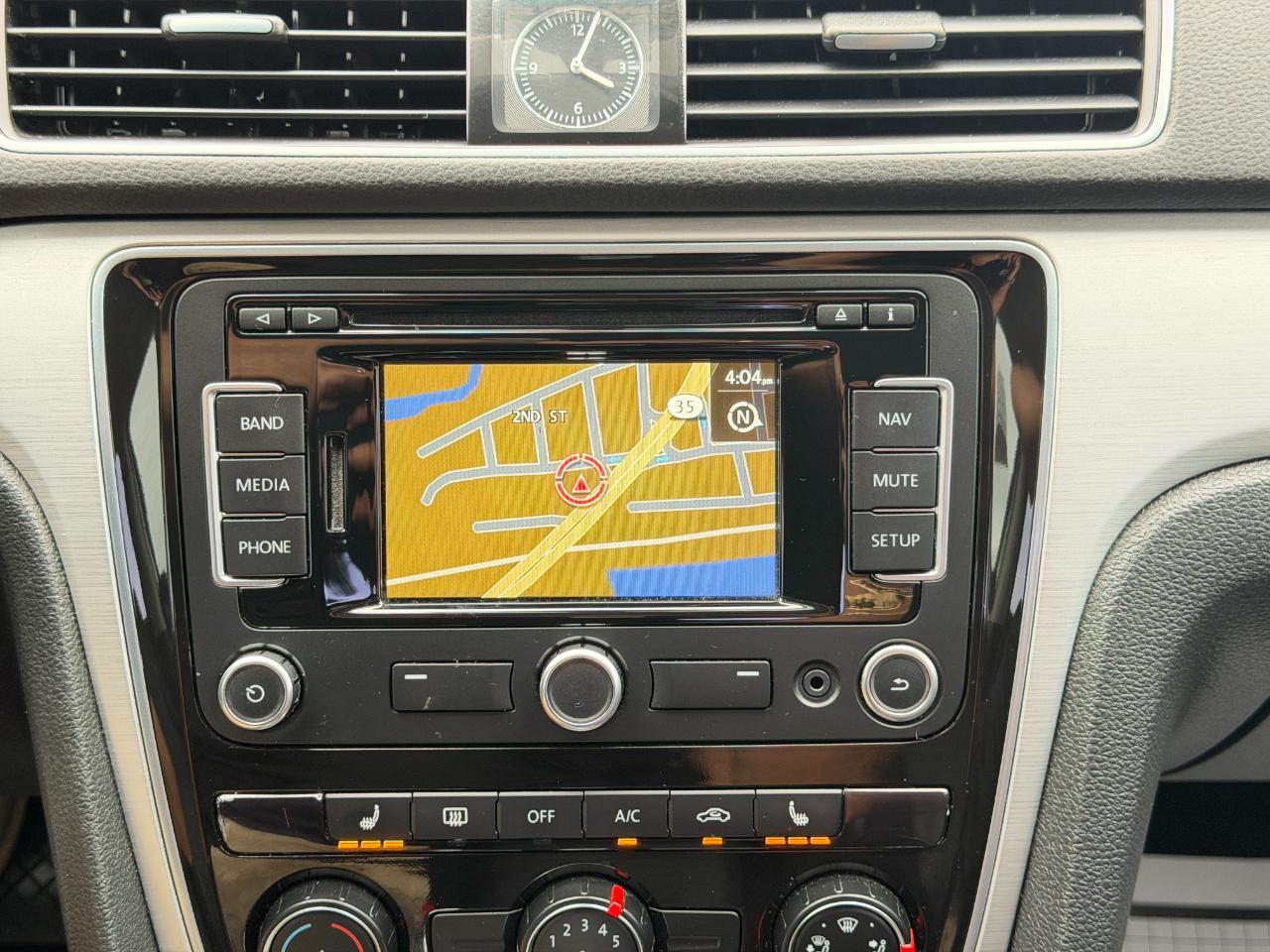 Volkswagen Passat 2.5L SE w/Sunroof & Nav 2013