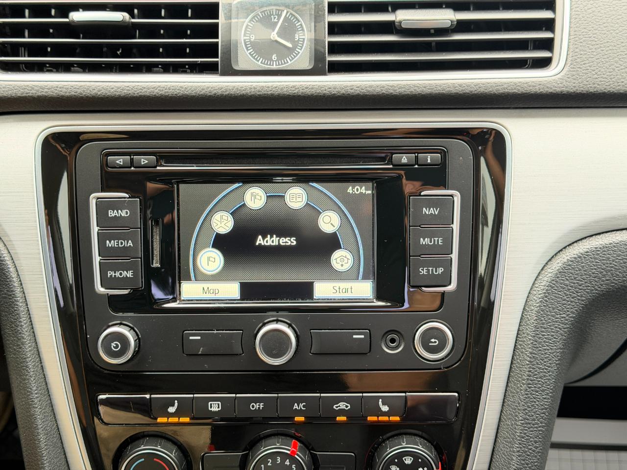 Volkswagen Passat 2.5L SE w/Sunroof & Nav 2013